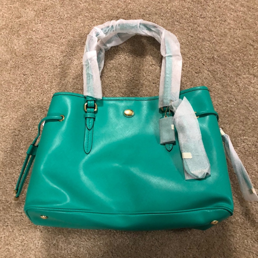 NEW Coach large Peyton leather Carryall NWOT.  Excellent condition
